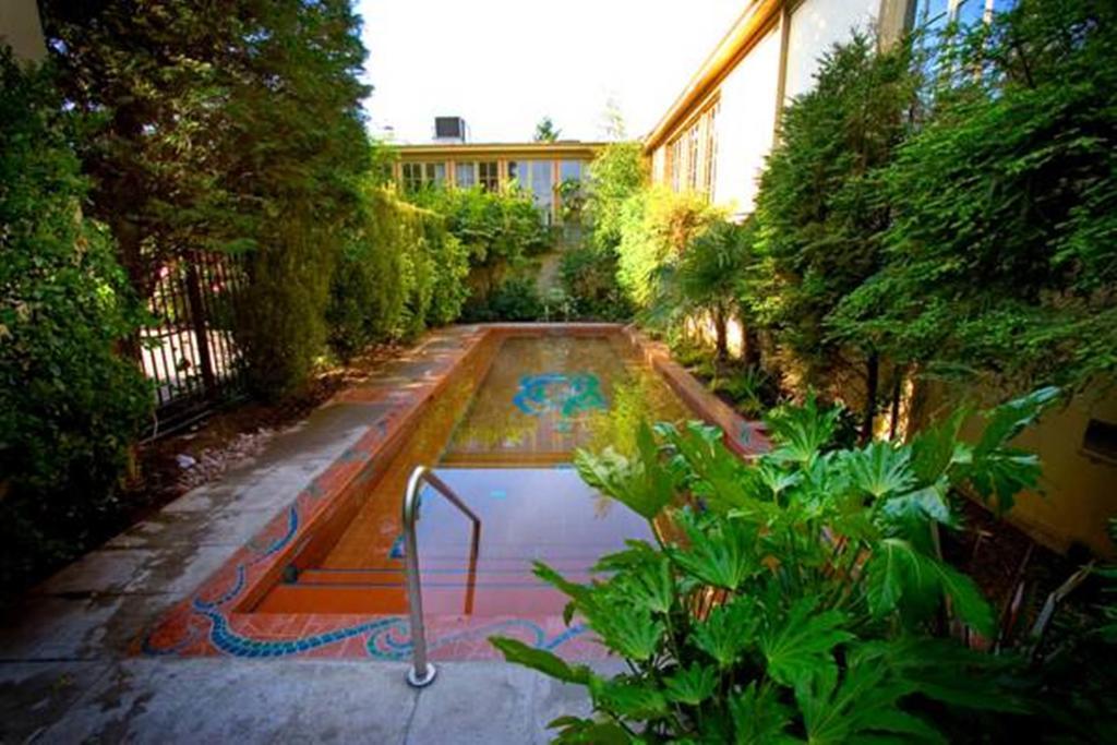 Mcmenamins Kennedy School Hotel Portland Bagian luar foto